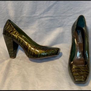 Green Vince Camuto Faux Crocodile Heels sz8.5